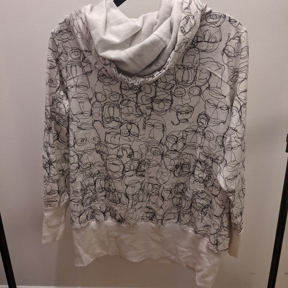 Melissa McCarthy Sweater - Picture 2 of 3